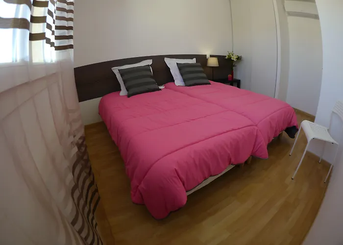 La Les Grands Vignobles ليبورن