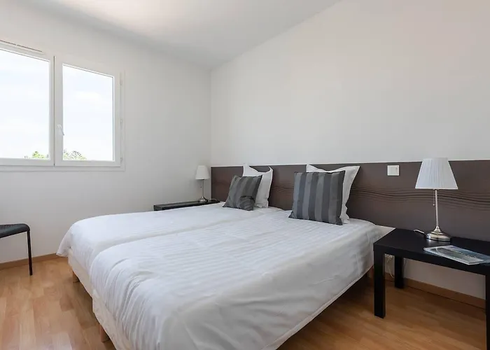 La Les Grands Vignobles شقة فندقية ليبورن